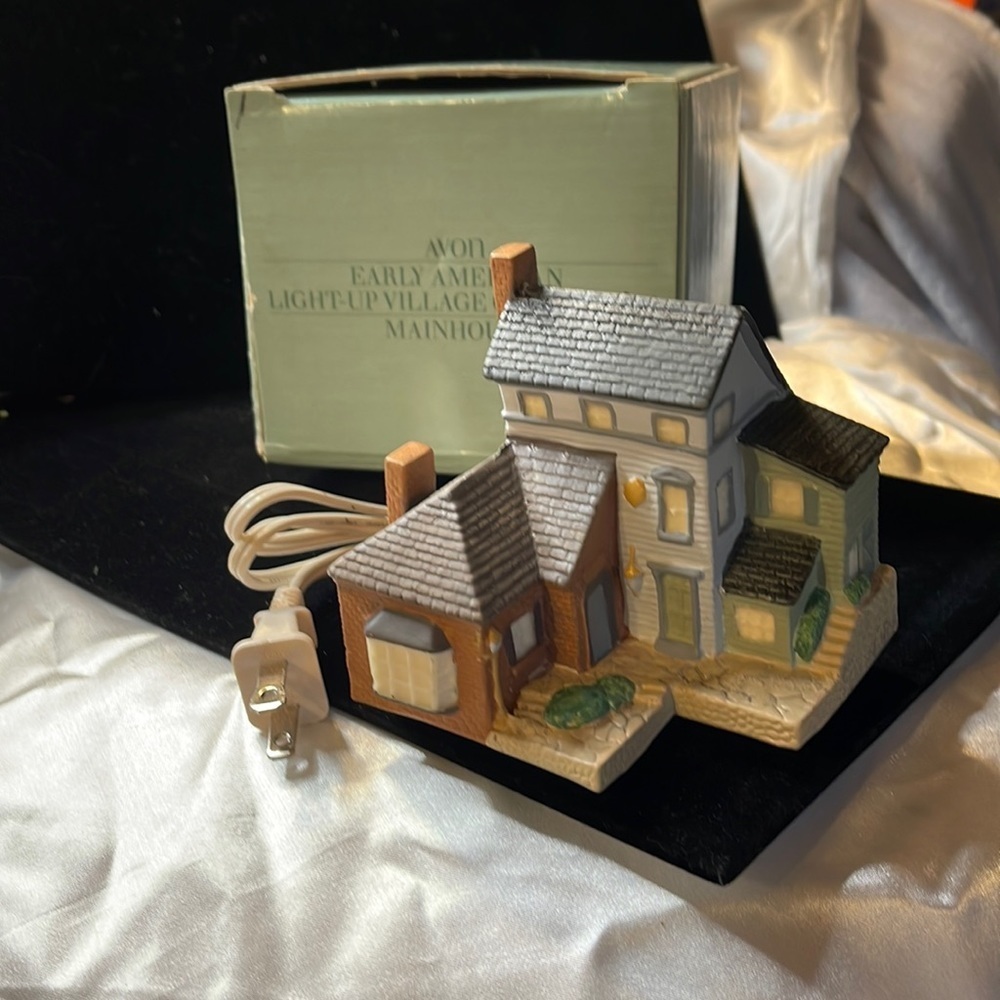 Avon (1989) Vtg Collectible Early American Light Up Village MainHouse